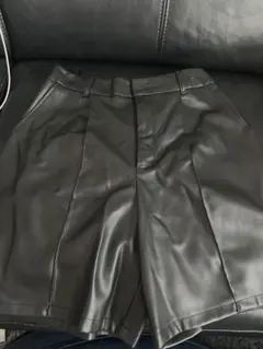 GU ブラック 合成皮革 ショートパンツ