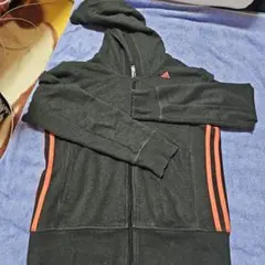 adidas フード付きパーカー 黒 オレンジストライプ