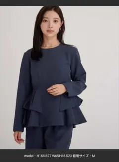 新品　試着のみ ur's ユアーズフリルペプラムブラウス　ネイビーのサムネイル