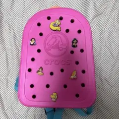 crocs ピンク リュック穴あきデザイン　ディズニープリンセスバッジ付きのサムネイル