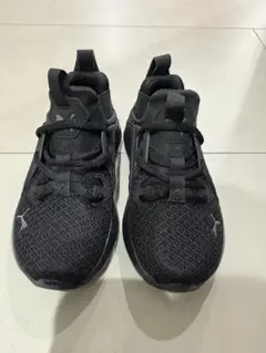 PUMA ブラック スニーカー