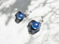 【ストーン付き　デザインピアス】　花びら　ブラック×ブルー　(ステンレスピアス)