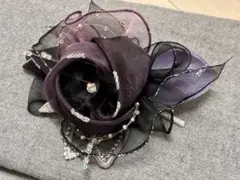 エレガントな花形ブローチ 紫 黒