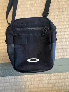 Oakley ブラック ショルダーバッグ