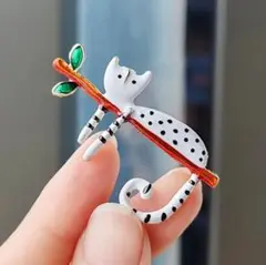 猫のブローチ 木の枝付き　可愛い　お洒落　個性的　カジュアル　新品　未使用