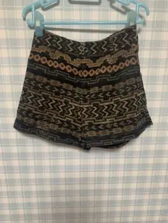 幾何学模様 ボタン付きショートパンツ