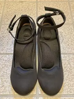 新品同様 ストラップ付きブラックパンプス Mサイズ