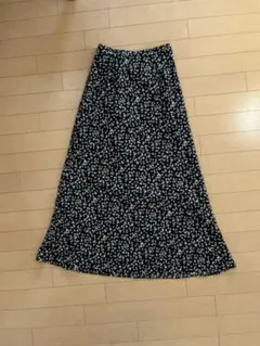 ナチュラルビューティーベーシック　黒花柄ロングスカート