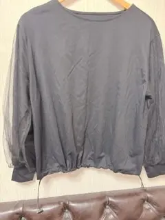 シースルー袖の黒長袖トップス