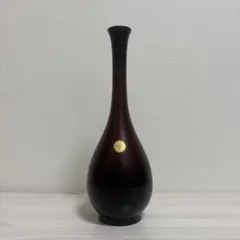 赤黒の漆器製花瓶 金色の花模様