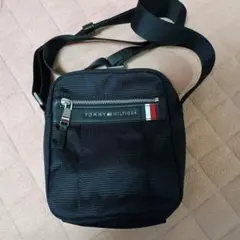 TOMMY HILFIGER ブラックショルダーバッグ