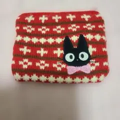 黒猫刺繍の赤いニットポーチ 魔女の宅急便ジジ