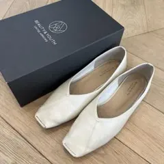 アローズ　オフホワイトパンプス38