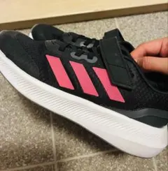 20センチadidas キッズ スニーカー ブラック ピンクのサムネイル