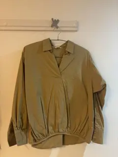★オフィス服Avan Lily ベージュVネック 長袖シャツのサムネイル
