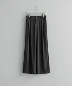 ダークグレー ワイドパンツ プリーツ入り
