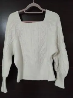 ホワイト ケーブル編み ニットセーター