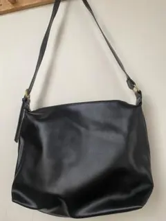 ショルダーバッグ　大きめ　斜めがけ　ブラック　レザー　A4サイズ