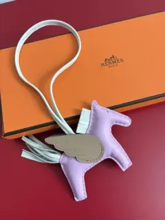 新品新作エルメス バディチャーム 犬 浮き輪HERMES赤茶系 - メルカリ