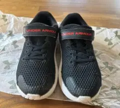 UNDER ARMOUR ブラック スニーカー　19.5㎝