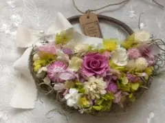 プリザーブドフラワーとドライフラワーの花かごリース