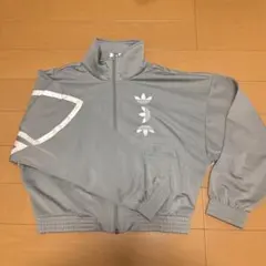 アディダス グレー クロップドジャケット