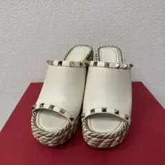 valentino ロックスタッズサンダル　ミュール　白　36のサムネイル