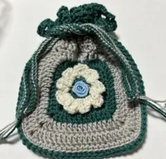 白いお花の巾着袋（かぎ針編み）！ハンドメイドの小物入れ！グリーンとグレーのコンビ