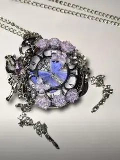ハンドメイドの懐中時計。紫の薔薇と蝶が華やか。文字盤の中にある蝶は、蝶の標本です