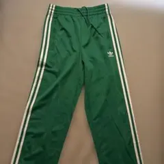 adidas グリーン 3本ラインパンツ