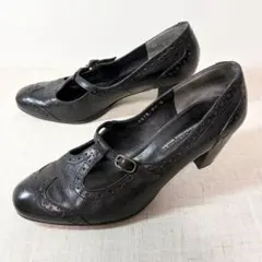 極美品★RABOKIGOSHI works Tストラップ メダリオン パンプスのサムネイル