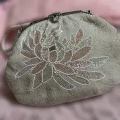 ヴィンテージ　昭和の逸品　レトロなビーズの和装バッグ　落ち着いた花模様　鏡付き