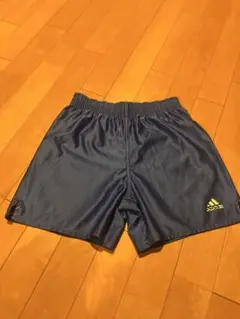 adidasトレーニングパンツ　150cm