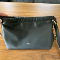 A.P.C. ブラックレザーショルダーバッグ