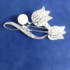 クリスタル花とパールのブローチ