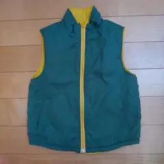 キッズ120〜130　リバーシブル中綿ベスト 緑と黄色　グリーン　イエロー