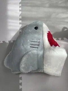 サメの形のぬいぐるみ 被り物