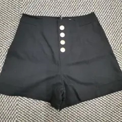 ボタン付きキュロット（ショート）パンツ（黒）