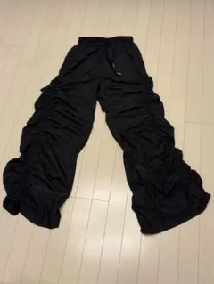 ルーズフィット ブラックパンツ ギャザー入り