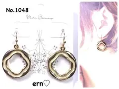 1048 オフホワイト　デザイン　チャーム　ピアス　イヤリング　ハンドメイド