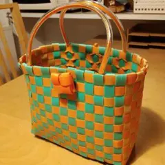 オレンジとグリーンのかごバッグ