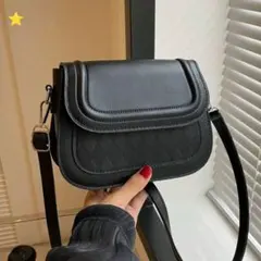 ブラックキルティングショルダーバッグ　カジュアル　シンプル　コンパクト