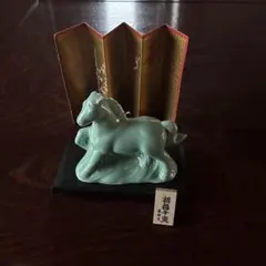 淡い緑色の馬の置物　干支　馬