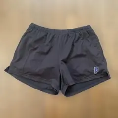 黒いショートパンツ Pのロゴ付き