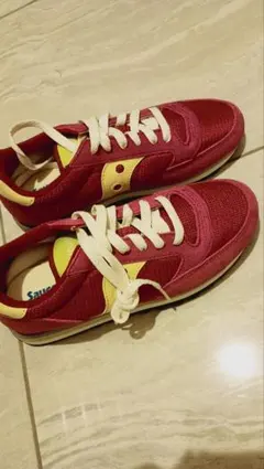 Saucony ランニングシューズ 赤系/黄色系のサムネイル