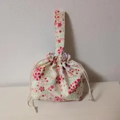 花柄の布製ハンドメイドの巾着