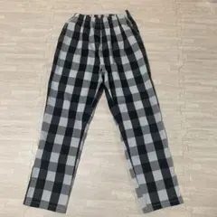 美品ライトオン　サラサライージーチェックパンツ　サイズ140