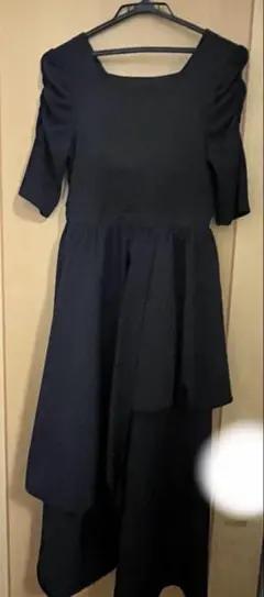 黒のスクエアネックワンピース