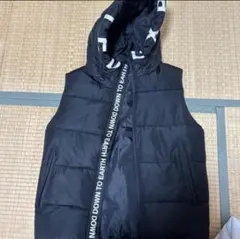 フード付きブラックダウンベスト