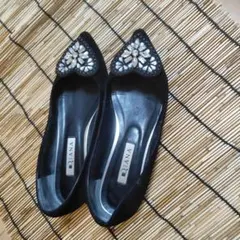 Diana ビジュー付き黒フラットシューズ